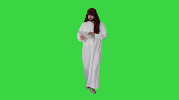 Sheikh usando tableta digital y caminando en una pantalla verde, Chroma Key. — Vídeos de Stock