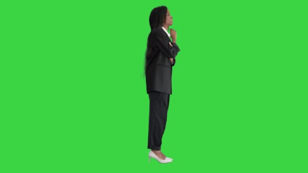 Bella bella bella bella ragazza carina con le braccia incrociate su uno schermo verde, Chroma Key. — Video Stock