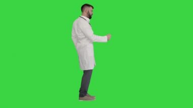 Arap doktor dans ediyor ve yeşil ekranda eğleniyor, Chroma Key.