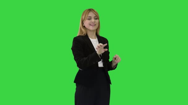 Mujer de negocios feliz utilizando la pantalla digital virtual frente a ella en una pantalla verde, Chroma Key . — Vídeos de Stock