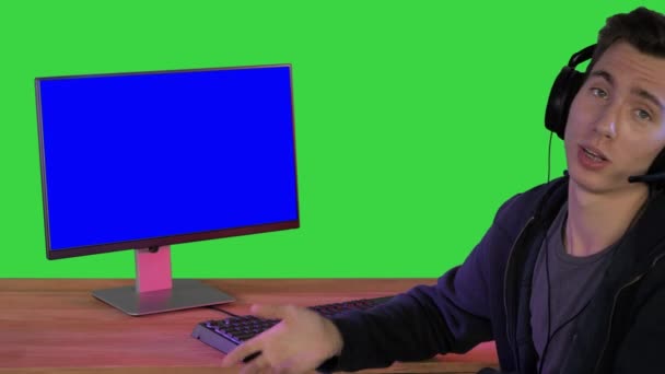 Gamer mluví o hře na obrazovce na kameru na zelené obrazovce, Chroma Key. — Stock video