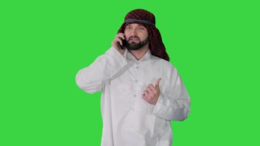 Arap şeyhi yeşil ekranda yürürken arama yapıyor, Chroma Key..