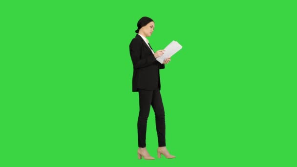 Vážná bruneta Businesswoman čtení dokumentů na zelené obrazovce, Chroma Key. — Stock video