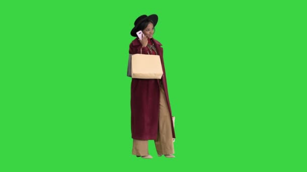 Glückliche junge schwarze Mädchen mit einem Mobiltelefon, das einen Anruf auf einem Green Screen, Chroma Key. — Stockvideo