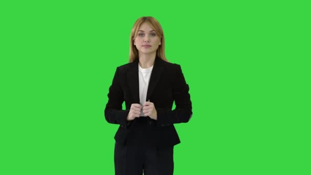 Hübsche blonde Frau steht mit verschränkten Armen auf einem Green Screen, Chroma Key. — Stockvideo