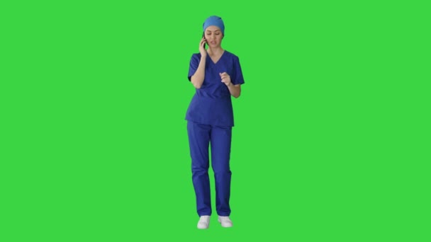 严肃的女医生在绿色屏幕上讲电话，铬钥匙. — 图库视频影像
