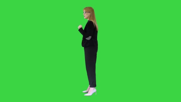Femme d'affaires souriante expliquant quelque chose émotionnellement sur un écran vert, Chroma Key.