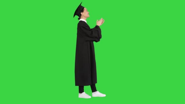 卒業生の女性は、緑の画面に笑みを浮かべて拍手,クロマキー. — ストック動画