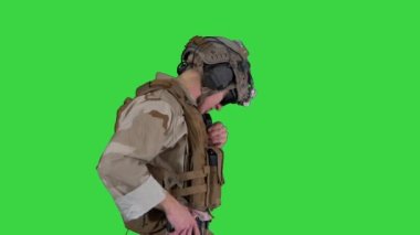 Asker yeşil ekranda dikiliyor ve konuşuyor, Chroma Key.