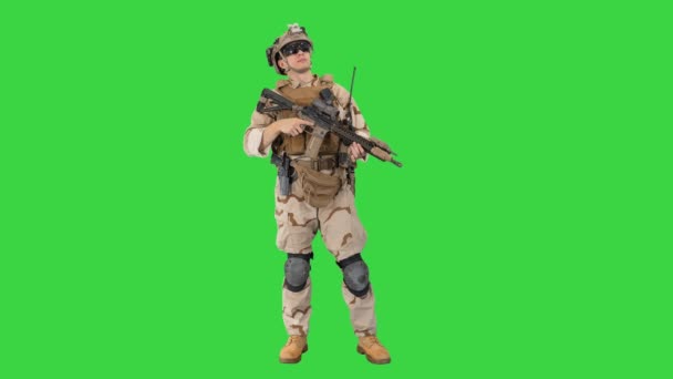 Trött amerikansk soldat med ett gevär stående på en grön skärm, Chroma Key. — Stockvideo