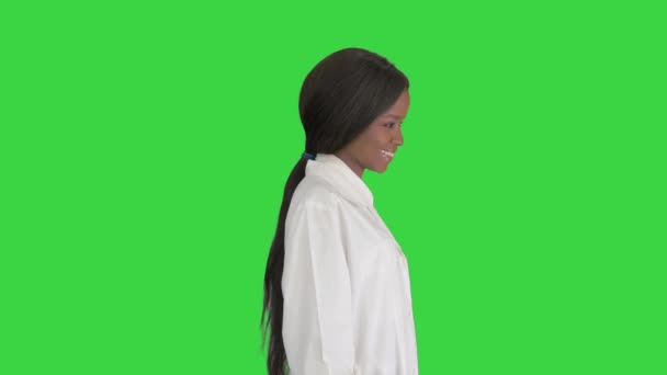 Όμορφη Αφροαμερικανή γιατρός ποζάρει σε μια πράσινη οθόνη, Chroma Key. — Αρχείο Βίντεο