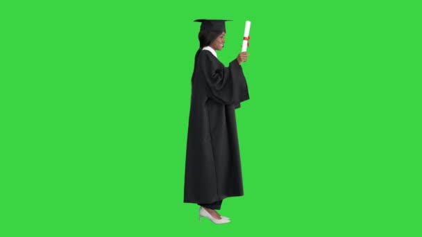 Atraente Africano graduado feminino segurando diploma em uma tela verde, Chroma Key . — Vídeo de Stock