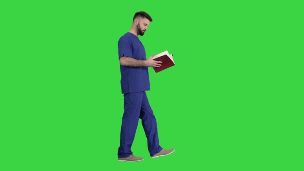 Arzt liest medizinisches Journal, während er auf einem Green Screen läuft, Chroma Key. — Stockvideo