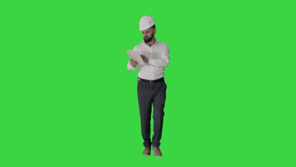 Byggspecialist med hjälp av en surfplatta dator när du går på en grön skärm, Chroma Key. — Stockvideo