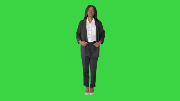 Confiada sonriente mujer de negocios afroamericana poniendo las manos en sus bolsillos en una pantalla verde, Chroma Key. — Vídeos de Stock