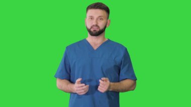 Üniformalı bir erkek doktor yeşil ekranda bir şey anlatıyor, Chroma Key..