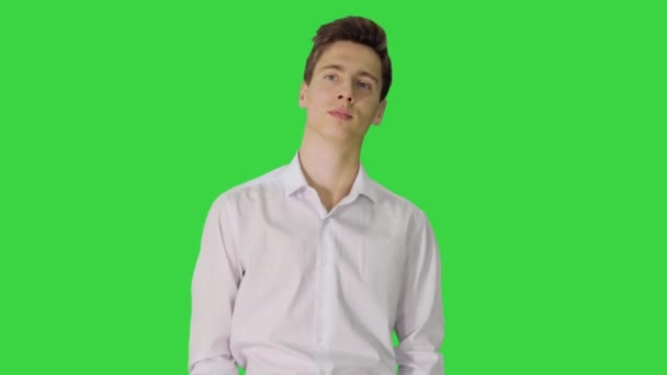 Junger Geschäftsmann im weißen Hemd läuft auf Green Screen, Chroma Key. — Stockvideo