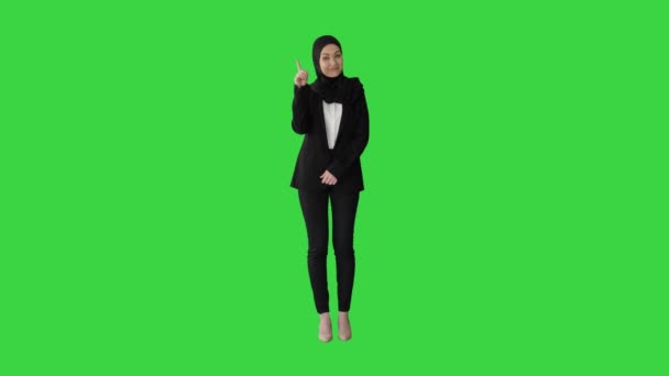 ヒジャーブのアラブの実業家は、緑の画面、クロマキーの承認で指とうなずいて頭を上げる. — ストック動画
