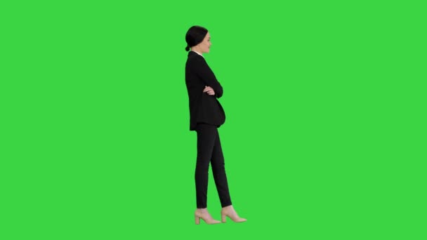Sebevědomá mladá podnikatelka pózující se zkříženýma rukama na zelené obrazovce, Chroma Key. — Stock video
