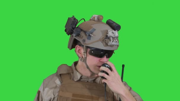 US-Ranger in Uniform spricht im Radio auf einem Green Screen, Chroma Key. — Stockvideo