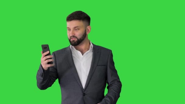 Hombre de negocios guapo caminando y grabando historia para una red social en una pantalla verde, Chroma Key . — Vídeo de stock