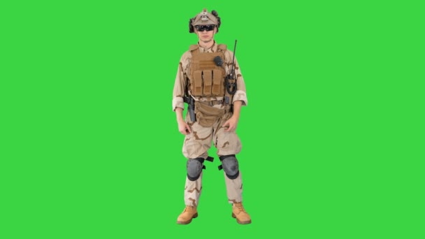 Voják stojící, naslouchající a kývající na zelené obrazovce, Chroma Key. — Stock video