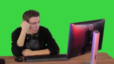 Green Screen, Chroma Key 'de online oyun izlerken hayal kırıklığını ifade eden üzgün oyuncu.