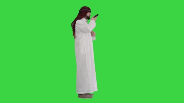 Arabischer Geschäftsmann, der Sprachnachrichten aufzeichnet oder digitale Sprachassistenten auf einem Green Screen, Chroma Key, verwendet. — Stockvideo