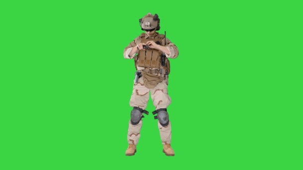 Marine in uniforme militare pistola revolver controllo su uno schermo verde, Chroma Key. — Video Stock