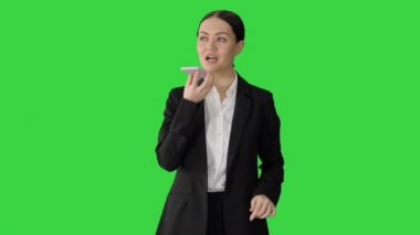 Ciddi İş Kadınları Yeşil Ekran 'da, Chroma Key' de telefonla konuşuyor..