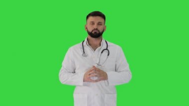Sakallı doktor yeşil ekran, Chroma Key 'e bakıyor..
