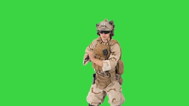 Moderner Soldat, Kämpfer einer Terrorgruppe, der mit einer Pistole auf einem Green Screen schießt, Chroma Key. — Stockvideo