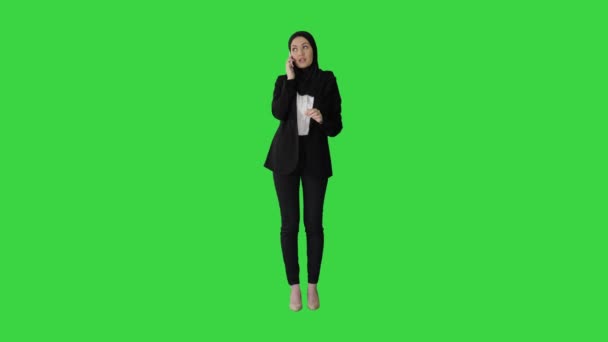 Arabe Femme d'affaires portant hijab parlant au téléphone sur un écran vert, Chroma Key.