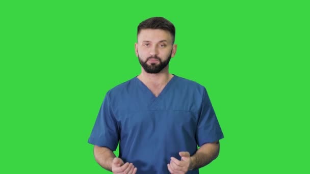 緑の画面、クロマキーを歩いている間に男性医師の外科医の話. — ストック動画