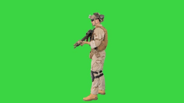 Soldat visé avec un fusil d'assaut sur un écran vert, Chroma Key. — Video