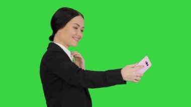 Gülümseyen iş kadını yeşil ekranda selfie çekiyor, Chroma Key.
