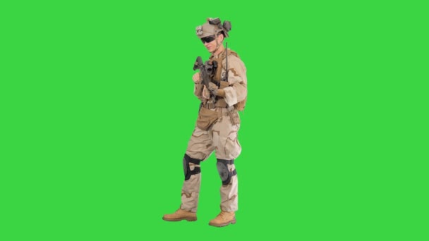 美国海军陆战队员站在一个绿色屏幕上谈话，铬键. — 图库视频影像