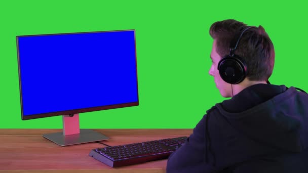 Profesyonel Oyuncu Yeşil Ekranda Kişisel Bilgisayarına Bakıyor, Chroma Anahtarı. — Stok video