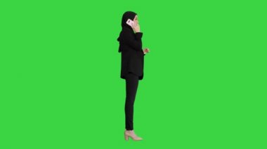 Yeşil Ekran, Chroma Key 'de konuşan tesettürlü Arap İş kadını.