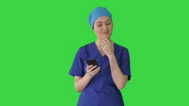 Kadın doktorun akıllı telefonunu yeşil ekranda kullandığını düşünüyorum, Chroma Key..