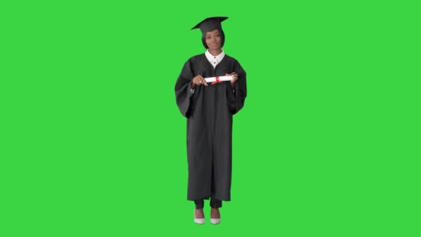 Diplômée afro-américaine détenant un diplôme et donnant un discours sur un écran vert, Chroma Key. — Video