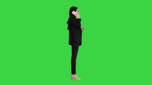 Arabe Femme d'affaires portant hijab parlant au téléphone sur un écran vert, Chroma Key.