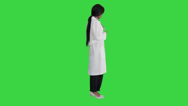 Улыбающаяся африканская американка-врач со стетоскопом рекламирует лекарства в коробке на зеленом экране, хрома ключ. — стоковое видео