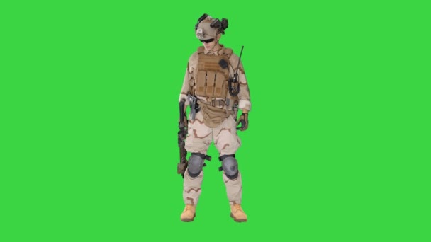 Marine in piedi e controllando la sua uniforme su uno schermo verde, Chroma Key. — Video Stock