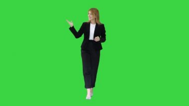 Kadın sunucu sarışın kadın yeşil ekranın kenarlarını gösteriyor, Chroma Key..