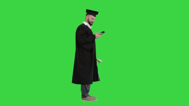 Homme mûr étudiant diplômé utilisant la reconnaissance vocale d'aide numérique sur un écran vert, Chroma Key. — Video