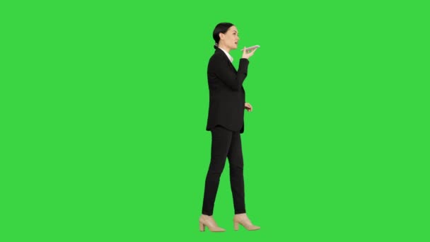 Komoly üzletasszony ad feladatokat beszél a telefonján egy zöld képernyőn, Chroma Key. — Stock videók