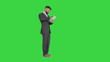 Yeşil Ekran, Krom Anahtarı üzerinde duran ve tablet kullanan İşadamı.