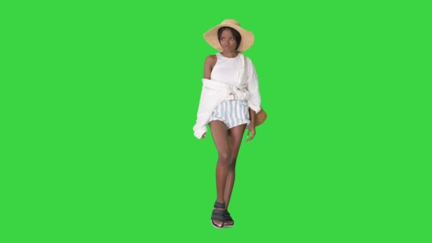 若いアフリカ系アメリカ人の女性は、夏の帽子をかぶって疲れているように見え、緑色の画面に退屈しています,クロマキー. — ストック動画