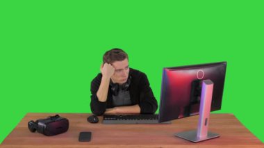 Yeşil Ekran 'da buhar izleyen bir oyuncunun mutlu duyguları, Chroma Key.